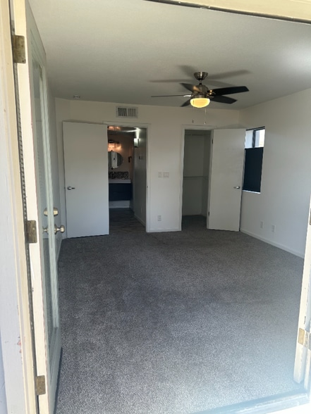 Building Photo - 1820 E Morten Ave