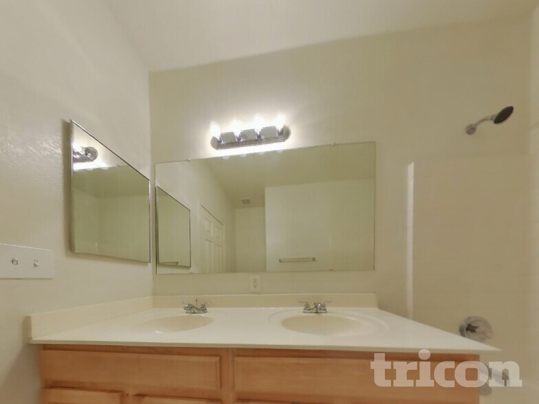 Building Photo - 6613 W Miami St