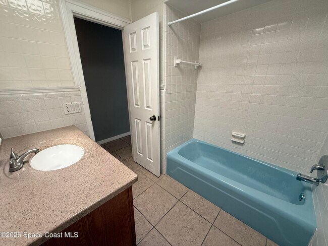 Building Photo - 1295 Country Club Blvd