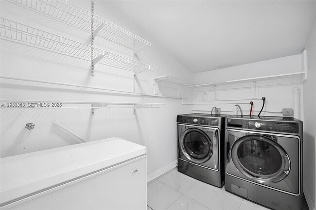 Building Photo - 756 W 53rd St