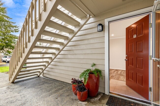 Building Photo - 1/2 off First month's rent! Beautifully updated Ground Floor 2 Bedroom 1 Bath Water/Sewer/Garbage...