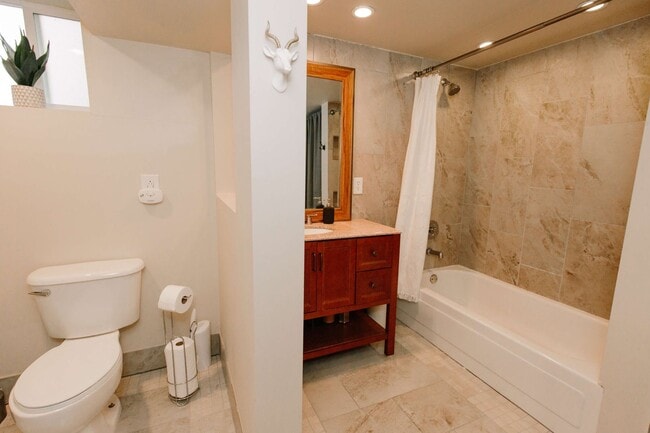 Building Photo - Charming 5-Bedroom Home in Club Crest