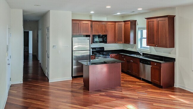 Building Photo - 3114 N Racine Ave