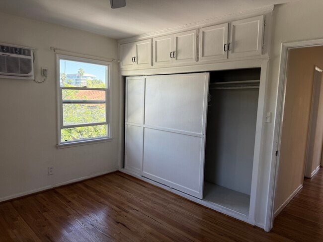 Building Photo - 408 N Doheny Dr