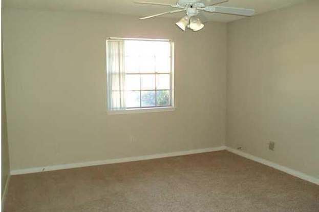 Building Photo - 12081 Longwood Dr