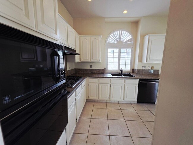 Building Photo - Single Story Home w/Pool in The Lakes!