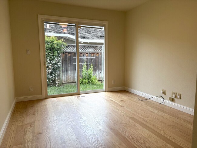 Building Photo - Beautifully Updated 4-Bedroom Home in Prime Mountain View Location!