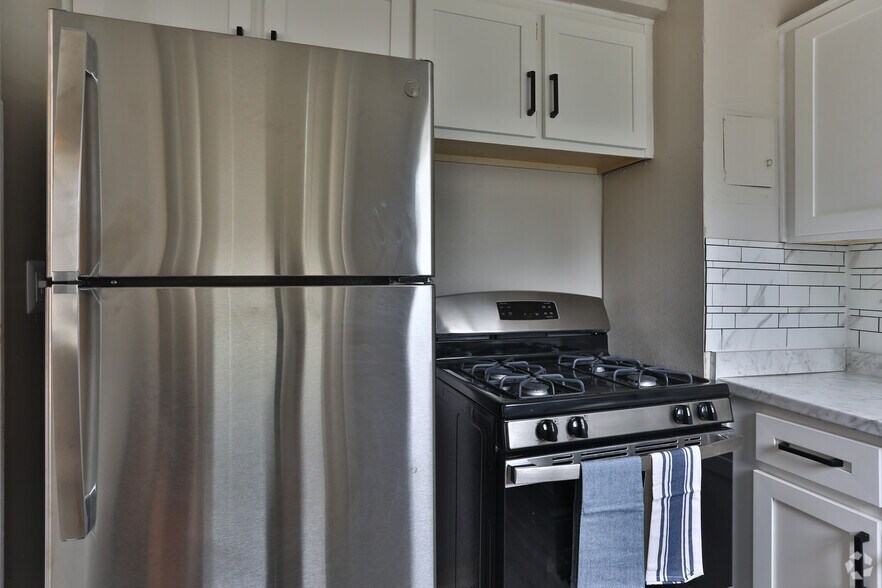 Building Photo - The Oaks at Anderson Apartments