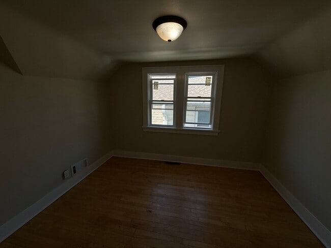 Building Photo - West Allis 3 bedroom house.