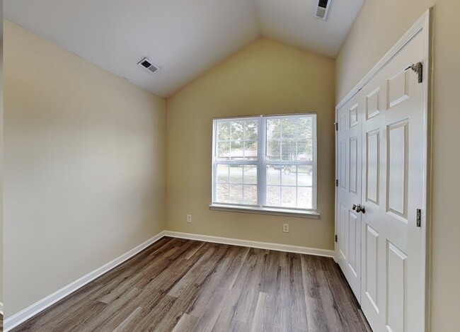 Building Photo - 2121 Centergrove Rd