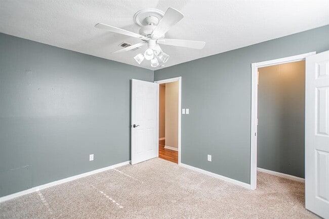 Building Photo - 19 Lancelot Ln