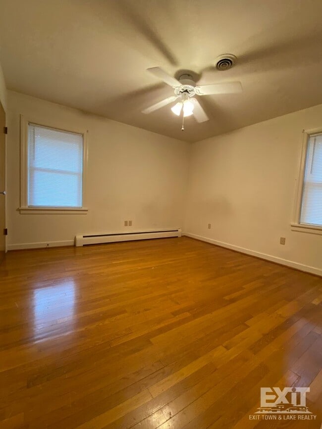 Building Photo - Well Maintained brick ranch home