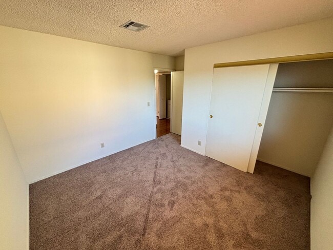 Building Photo - Gorgeous 2BED/2BATH Condo nestled in a Roc...