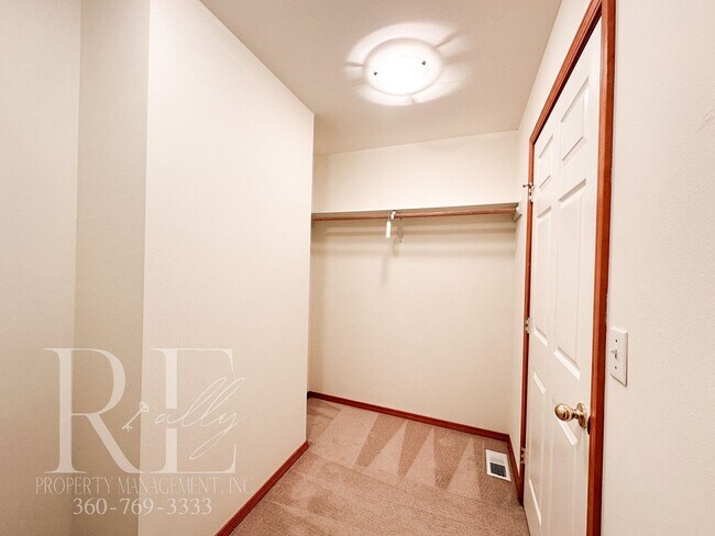 Building Photo - Fantastic Private Lakefront Rambler