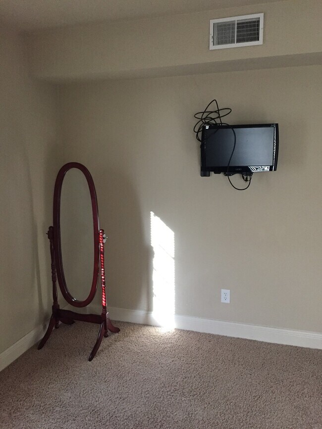 Building Photo - Amazing Renovated 1 Bedroom Condo in University Heights