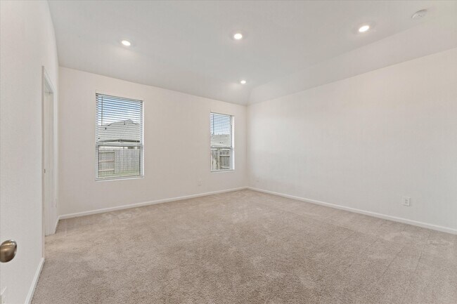 Building Photo - 15520 Maple