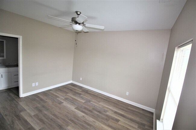 Building Photo - 216 Fern Bank Dr