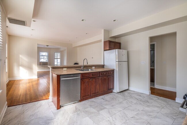 Building Photo - 25 Hunting St