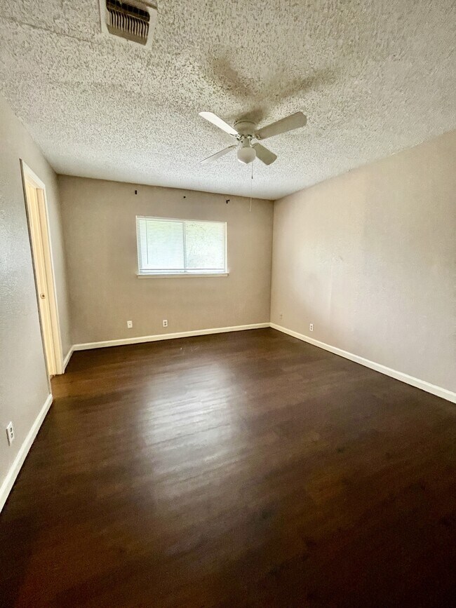 Building Photo - 1078 Honey Tree St