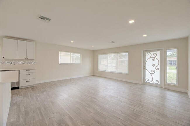 Building Photo - 610 N 31st Ct