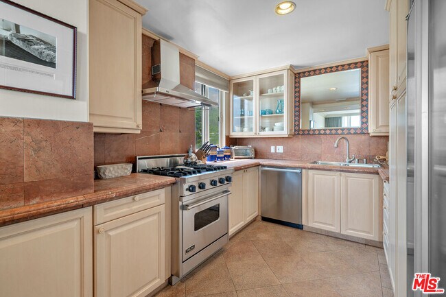 Building Photo - 8787 Shoreham Dr