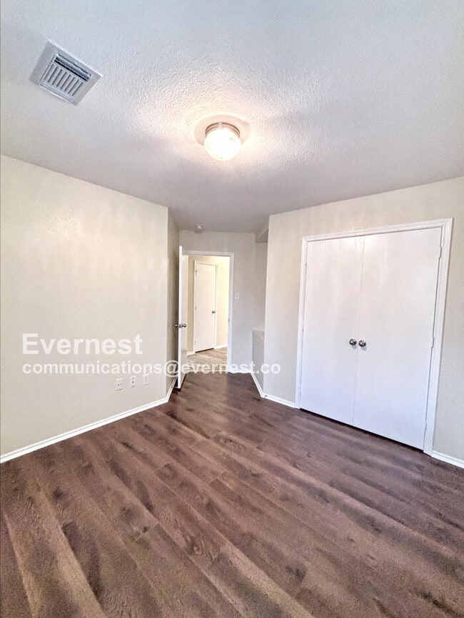 Building Photo - 122 Golden Oak Dr