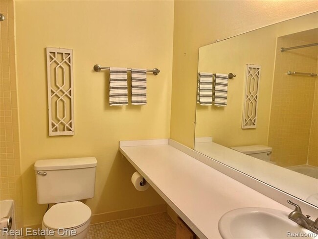 Building Photo - 688 E Fox Hills Dr