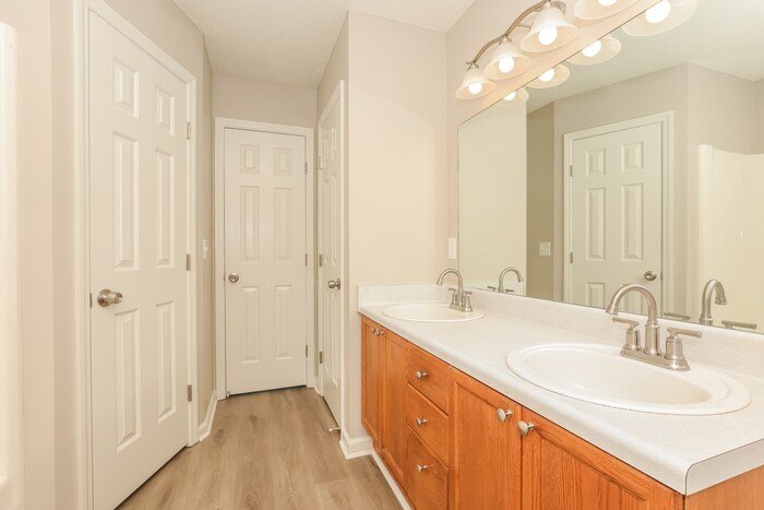 Building Photo - 415 Country Village Dr