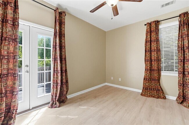 Building Photo - 726 Gardenside Cir SE
