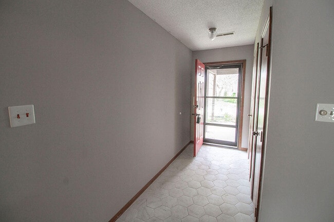 Building Photo - 2011 Bridgewater Dr