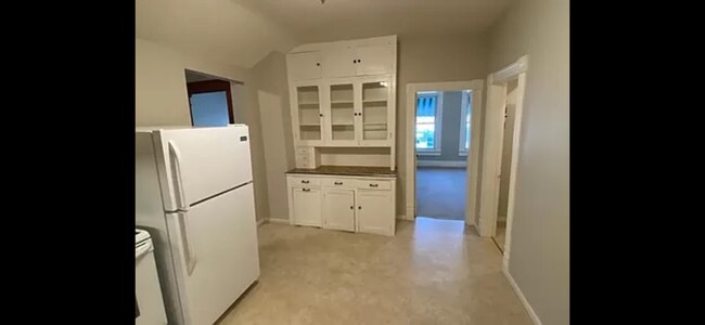 Building Photo - 103 W 2nd St