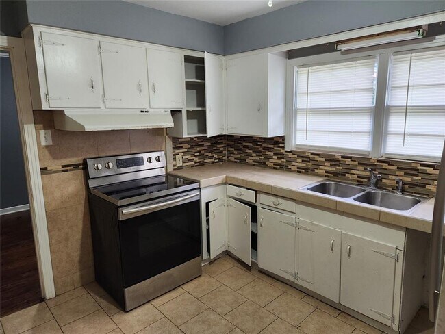 Building Photo - 2407 McKee Dr