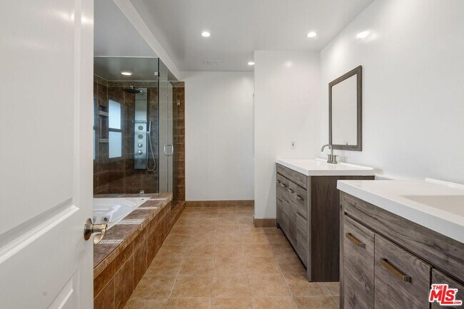 Building Photo - 16541 Park Ln Cir