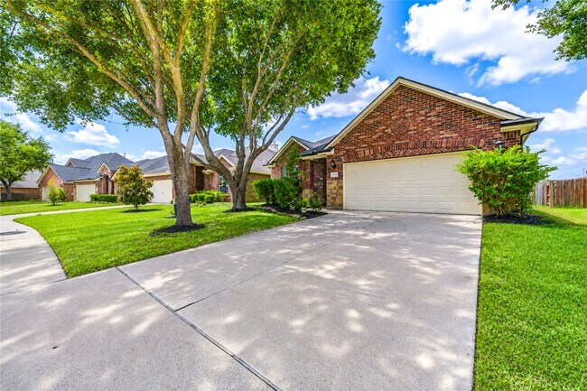 Building Photo - 22027 Field Green Dr