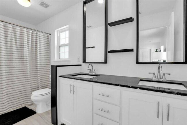 Building Photo - Modern 4 Bedroom South Savannah Home with Fenced Backyard