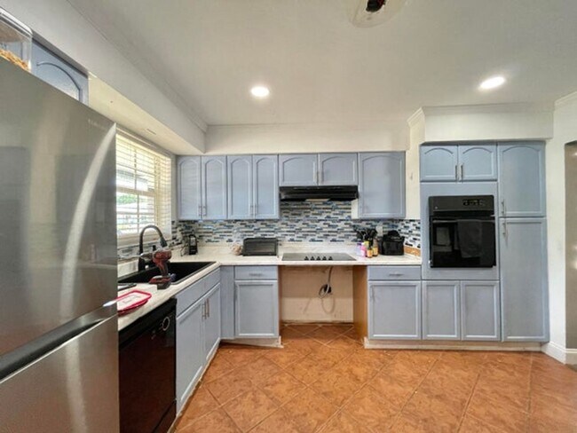 Building Photo - 1478 NE 56th St