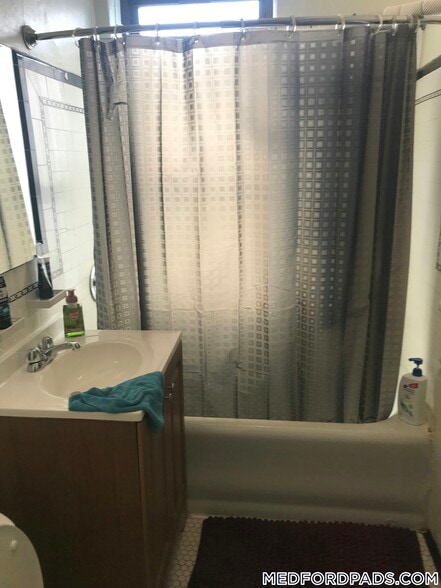 Building Photo - 53 Fellsway W