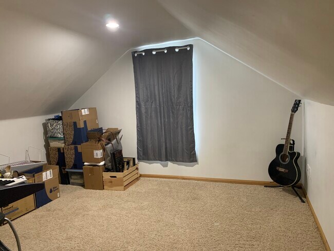 Upper Bed # 2 - 807 Bayshore Dr