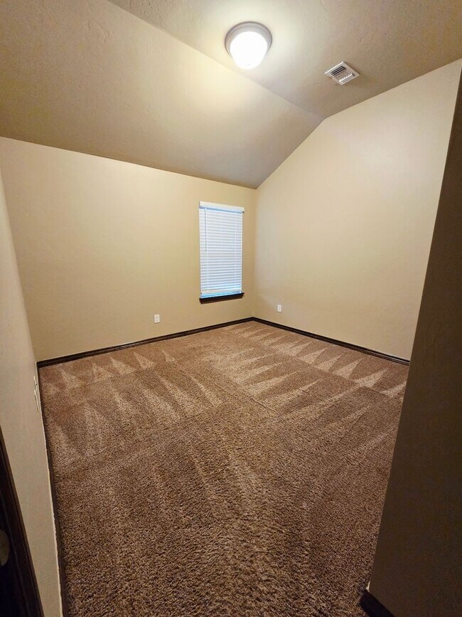 Building Photo - ?YUKON HOME MOVE IN SPECIAL! ?