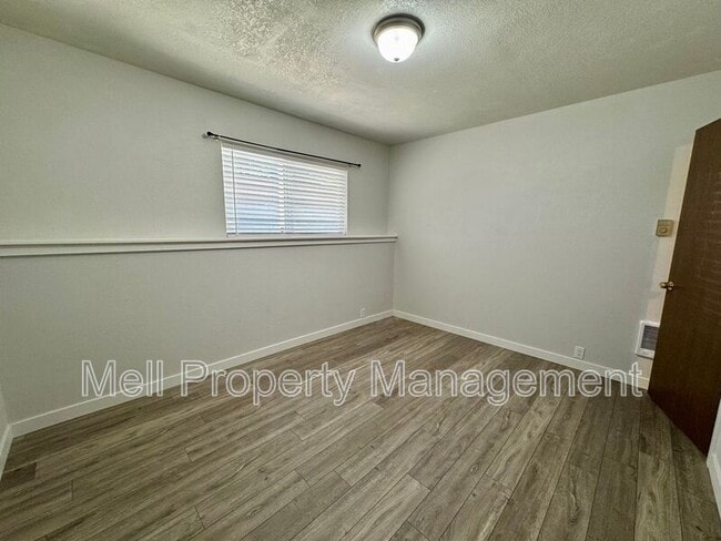 Building Photo - 71 E Rainbow Dr