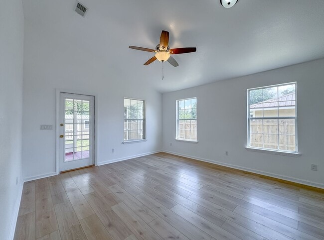 Building Photo - Renovated 3/2 House w/ New Paint/Flooring,...
