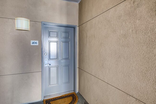 Building Photo - Top Floor Cortez Hill Studio with Western ...