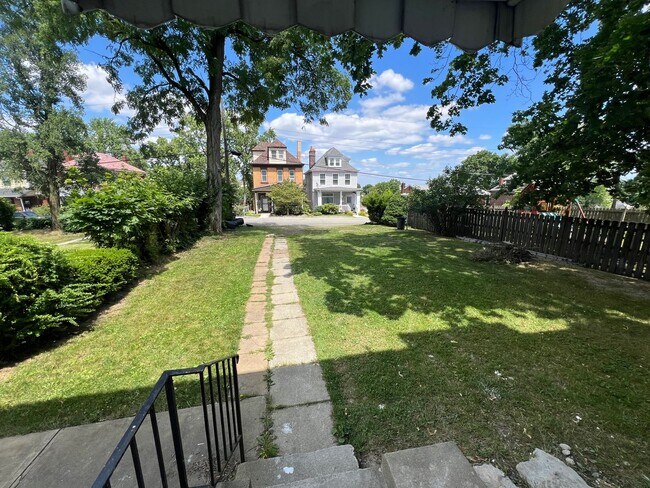 Building Photo - Gorgeous 1 and 2 bedroom apartments for re...