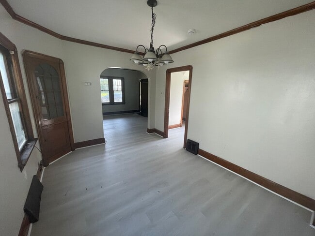 Building Photo - Section 8 Accepted! Spacious Newly Renovat...
