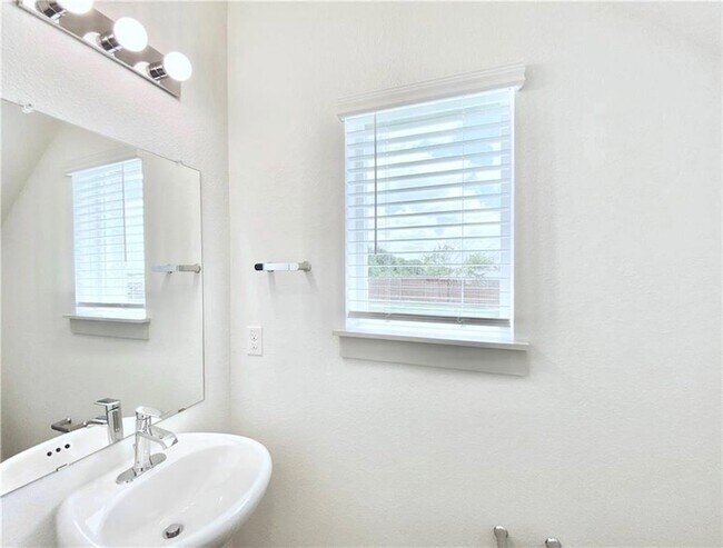 Building Photo - 1056 Winnsboro Lp