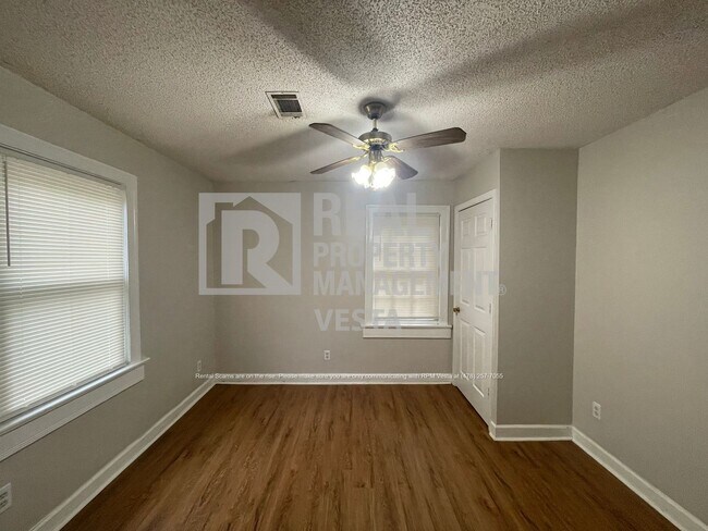 Building Photo - 3163 Highpoint Dr