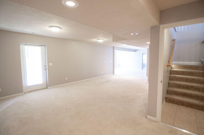 Building Photo - 208 Jackal Dr