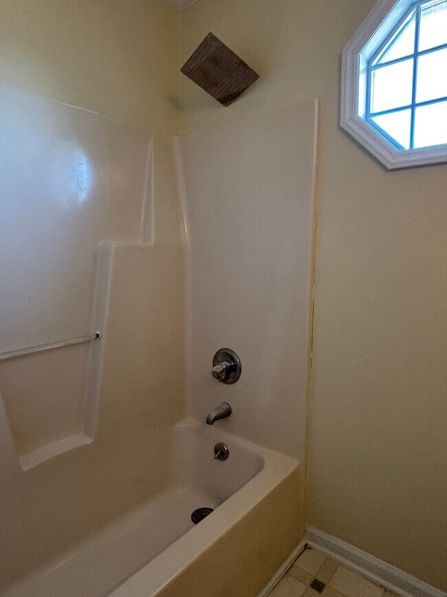 Building Photo - 3 Bedroom Home With Large Bonus Room Convenient to US 421