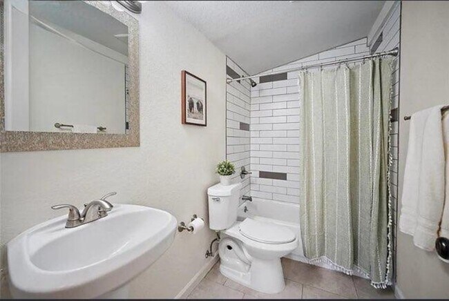 Building Photo - Historic Hillside 2 Bedroom 2 Bathroom