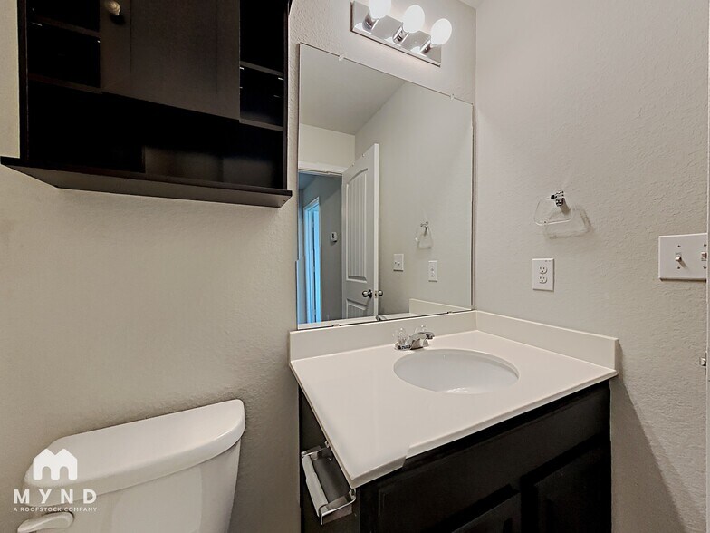 Building Photo - 717 Pinnacle Dr